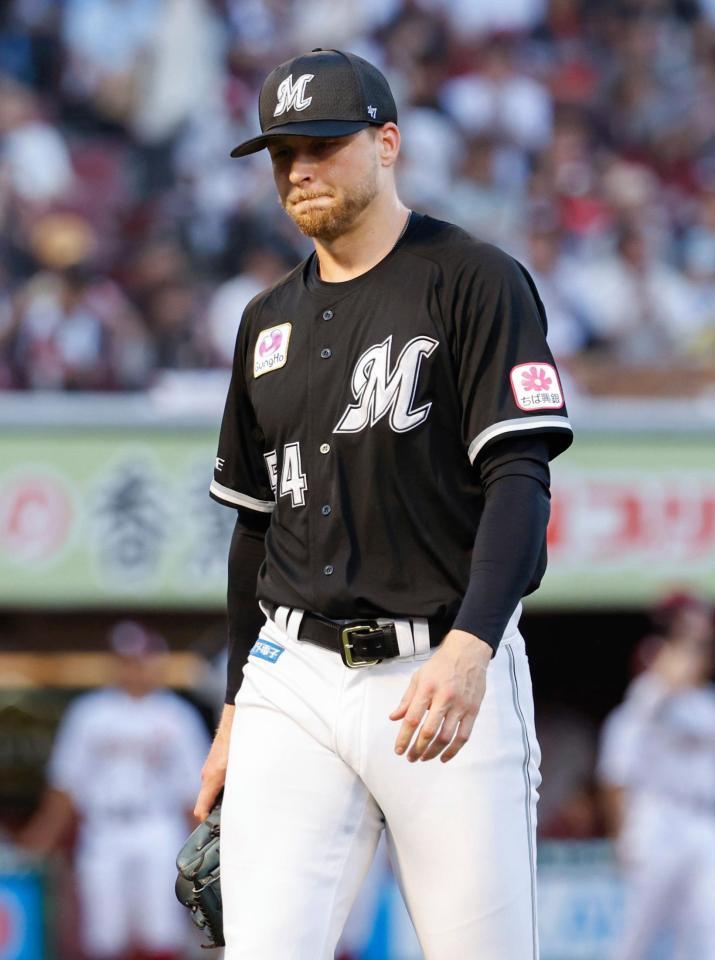 　２失点した１回を終え、厳しい表情でベンチに戻るボス