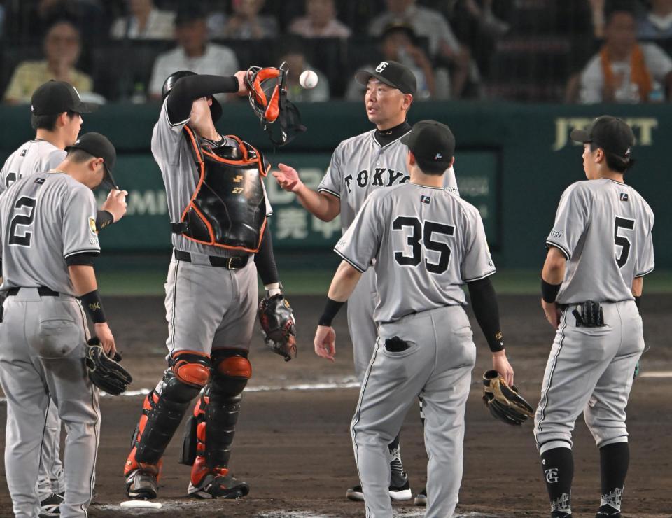 　７回、マウンドでナインに声をかける阿部監督（撮影・飯室逸平）