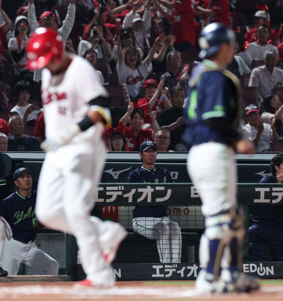 　６回、左越えソロで生還する末包を見つめる高津監督（撮影・市尻達拡）