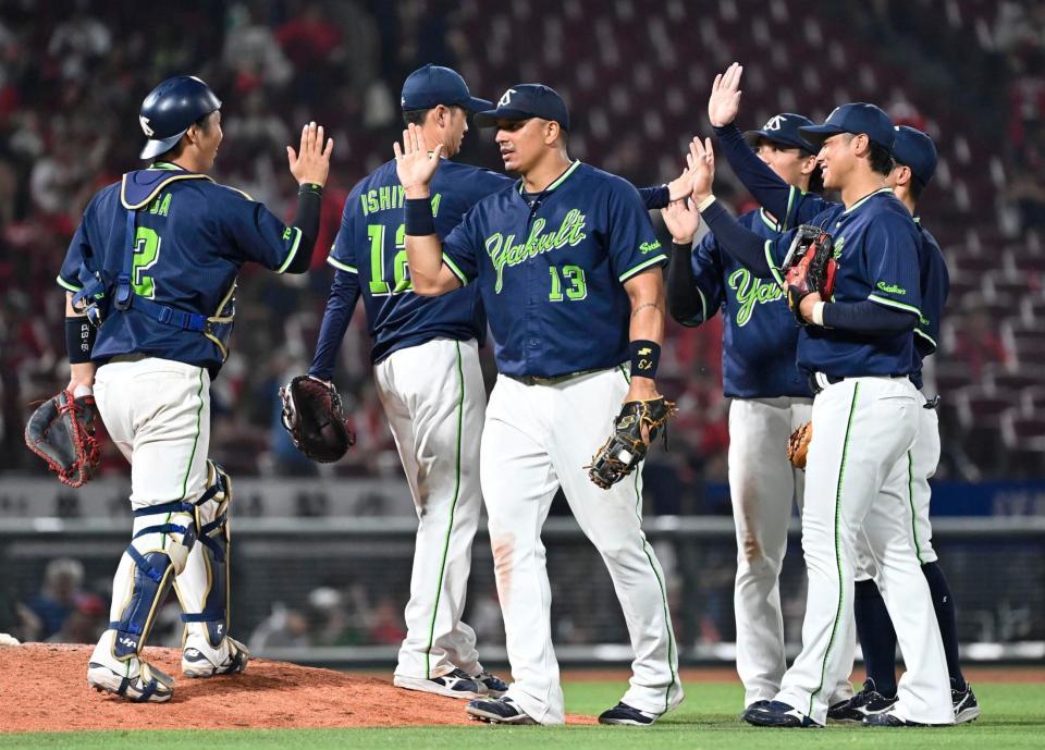 　広島と引き分け、タッチを交わすヤクルトナイン