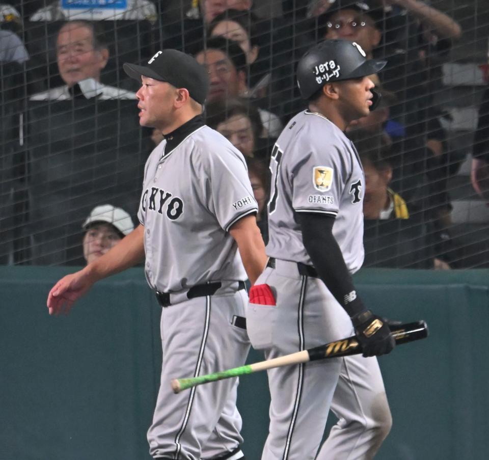 　７回、選手交代のためベンチを出る阿部監督。右はオコエ（撮影・飯室逸平）