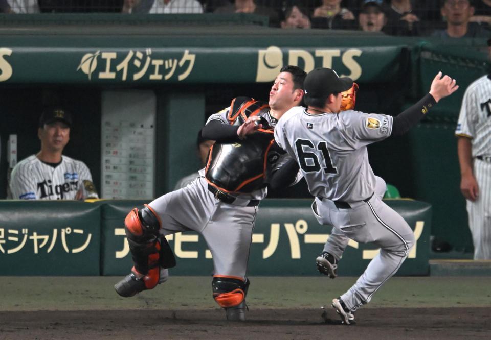 　５回、森下の邪飛を追い、交錯する岸田と増田陸（６１）＝撮影・飯室逸平