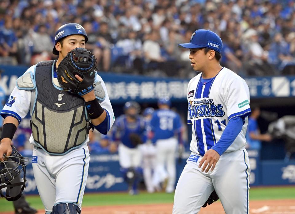 　１回を投げ終えベンチに戻る東（右）と山本