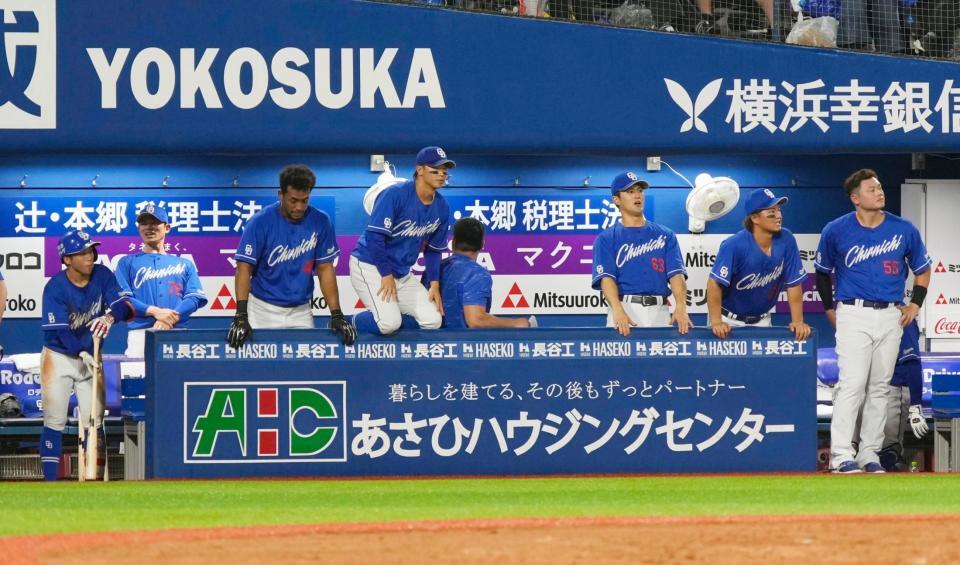 　３連敗となり、さえない表情の中日ナイン