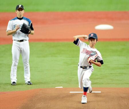 　２０１２年のオールスター第１戦で始球式を務めた小学生時代の太田。左は日本ハム・斎藤
