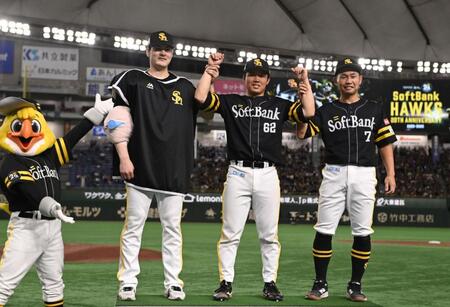 　お立ち台でポーズを決める（左から）有原、海野、中村（撮影・開出牧）