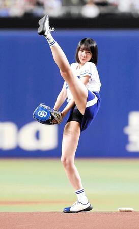 　始球式を務めた岡田紗佳＝６月２０日