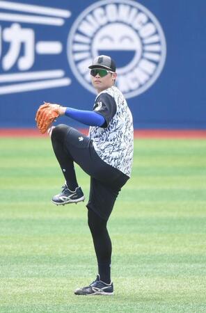 　キャッチボールする小園（撮影・佐藤厚）