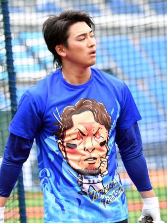 　戸柱のイラストが描かれた青炎Ｔシャツを着た森敬（撮影・佐藤厚）