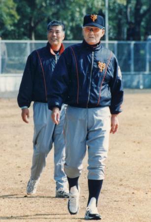 　巨人の宮崎キャンプで、専属広報として長嶋監督（右）に付き添う小俣進さん