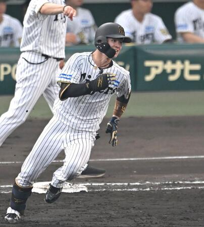 　３回、安打を放ち巨人守備の乱れる間に三塁へ激走する中野（撮影・飯室逸平）