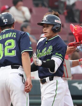 　１回、左越えソロを放ち、タッチを交わす並木（撮影・市尻達拡）