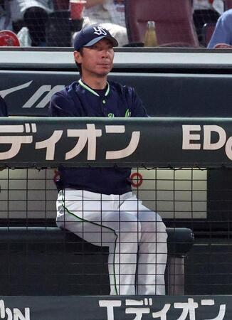 　６回、グラウンドを見つめる高津監督（撮影・市尻達拡）