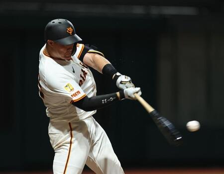 　５回、リチャードは左中間に２ランを放つ（撮影・佐々木彰尚）