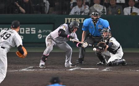 　８回、送りバントを決める丸（撮影・飯室逸平）