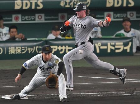 　８回、内野安打で出塁するキャベッジ（撮影・飯室逸平）