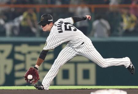 　８回、代打・キャベッジのゴロを捕球する中野だが、内野安打となる（撮影・北村雅宏）