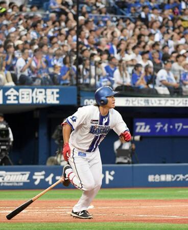 　１回、井上は右中間に１号逆転満塁本塁打を放つ（撮影・佐藤厚）