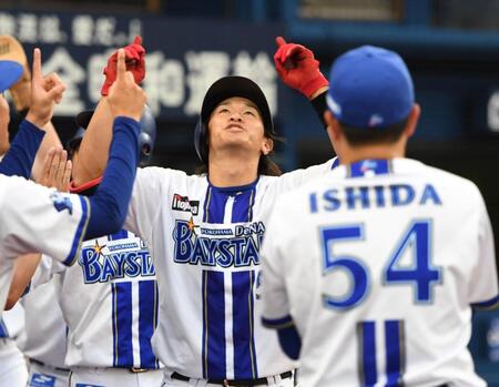 　１回、井上（中央）は右中間に逆転満塁本塁打を放ち、ベンチにがい旋する（撮影・佐藤厚）