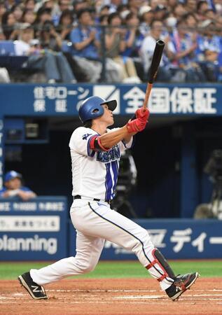 　１回、井上は右中間に１号逆転満塁本塁打を放つ（撮影・佐藤厚）