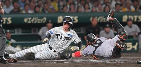 　８回、大山の打球で本塁へ滑り込む森下（左）＝撮影・西田忠信