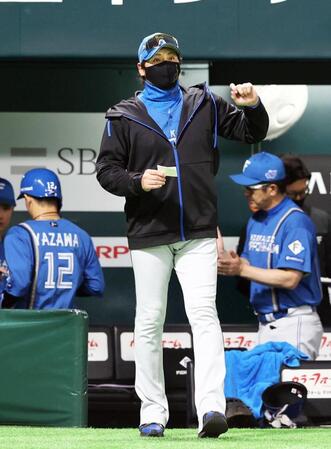 　６回、選手交代を告げる新庄監督（撮影・栗木一考）