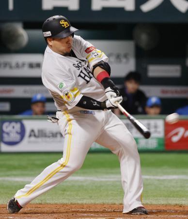 　９回ソフトバンク１死一、三塁、山川が左越えに逆転サヨナラの２点二塁打を放つ＝みずほペイペイドーム