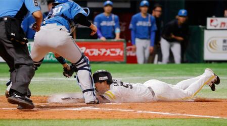 　９回、山川の左越え二塁打で一走の代走緒方がサヨナラの生還。捕手郡司