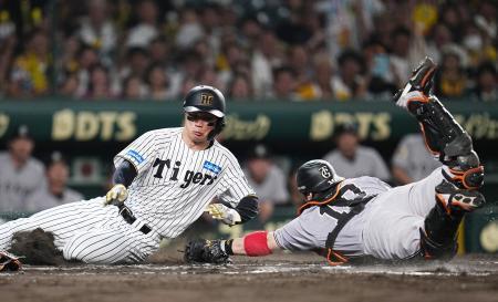 　８回阪神２死一、二塁、大山の遊撃内野安打で二走森下が捕手甲斐のタッチをかいくぐり決勝の生還＝甲子園