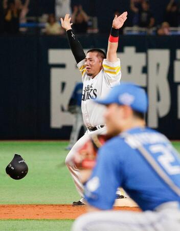 　９回、ビデオ判定でサヨナラ勝ちとなり、二塁上で喜ぶ山川。手前は日本ハムの一塁手清宮幸