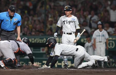 　８回、大山の内野安打で先制の生還を果たす森下（撮影・北村雅宏）