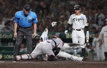 　８回、大山の内野安打で先制の生還を果たす森下（撮影・北村雅宏）