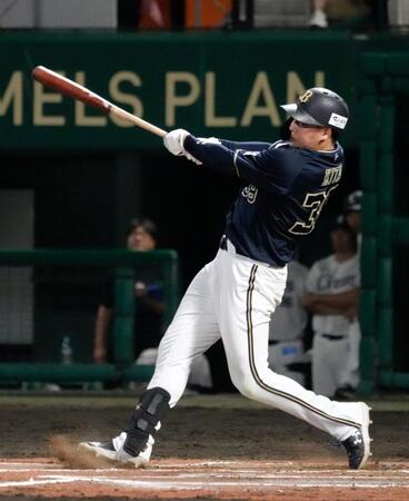 　10回、来田が右越えに勝ち越し本塁打を放つ