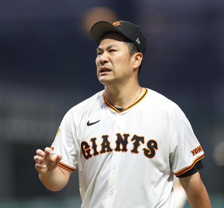 　４回表終了時、厳しい表情を見せる田中将（撮影・佐々木彰尚）