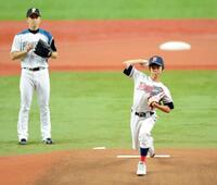 　２０１２年のオールスター第１戦で始球式を務めた小学生時代の太田。左は日本ハム・斎藤