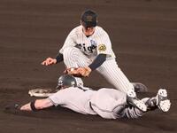 　７回、右前打を放ち二塁を狙うもタッチアウトになる代打・キャベッジ（撮影・立川洋一郎）