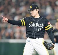 　完封勝利を挙げ、ポーズを決める有原（撮影・開出牧）