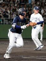 　６回、先制ソロを放った西野。投手与座