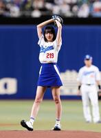 　始球式を務めた岡田紗佳＝６月２０日