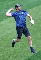 　キャッチボールするバウアー（撮影・佐藤厚）