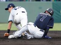 　３回、森の中飛で二塁へ帰塁した際、足を負傷した二走・西川（右）。二塁手滝沢＝７月１日