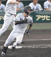 　３回、安打を放ち巨人守備の乱れる間に三塁へ激走する中野（撮影・飯室逸平）