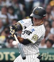 　３回、左前打を放つ中野（撮影・北村雅宏）