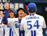 　１回、井上（中央）は右中間に逆転満塁本塁打を放ち、ベンチにがい旋する（撮影・佐藤厚）