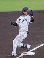 　３回、左前打を放ち相手エラーの間に三塁へ進む中野（撮影・立川洋一郎）