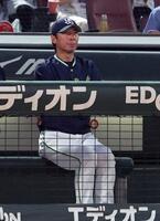 　６回、グラウンドを見つめる高津監督（撮影・市尻達拡）