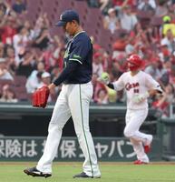 　３回、中村奨に左越え２ランを許す奥川（撮影・市尻達拡）