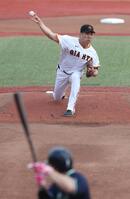 　ヤクルト打線相手に力投する田中将（撮影・佐々木彰尚）