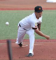 　ヤクルト打線相手に力投する田中将（撮影・佐々木彰尚）