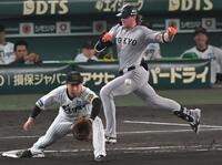 　８回、内野安打で出塁するキャベッジ（撮影・飯室逸平）